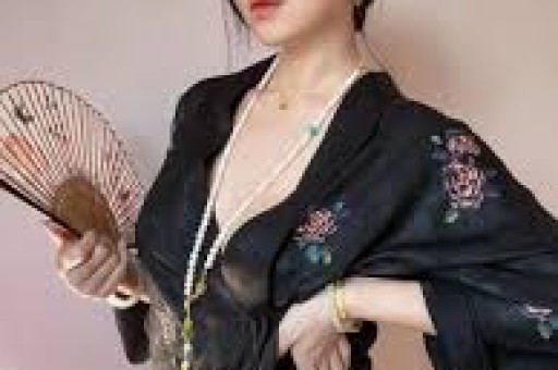 女粉丝“玩暧昧”设局骗走男主播上百万元后竟又在直播间打赏挥霍一空！